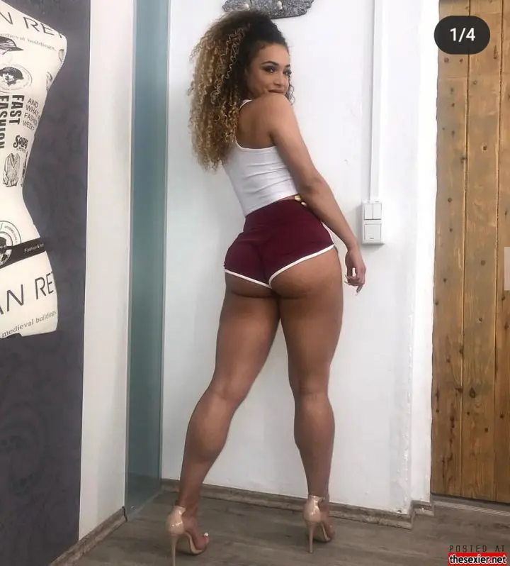 Pics Of Girls In Booty Shorts