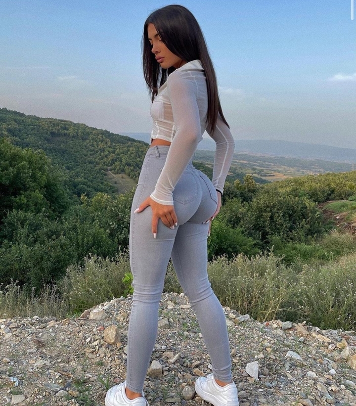 35 pretty brunette in tight pants spreading booty hgtp43