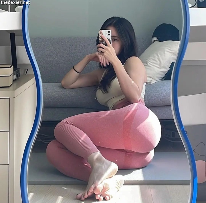 34 hot asian babe perfect round butt selfie abb39